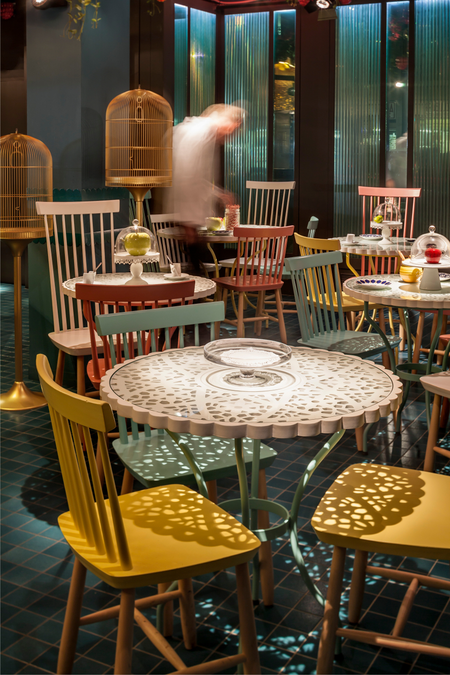 Цветные стулья в оригинальном дизайне кафе