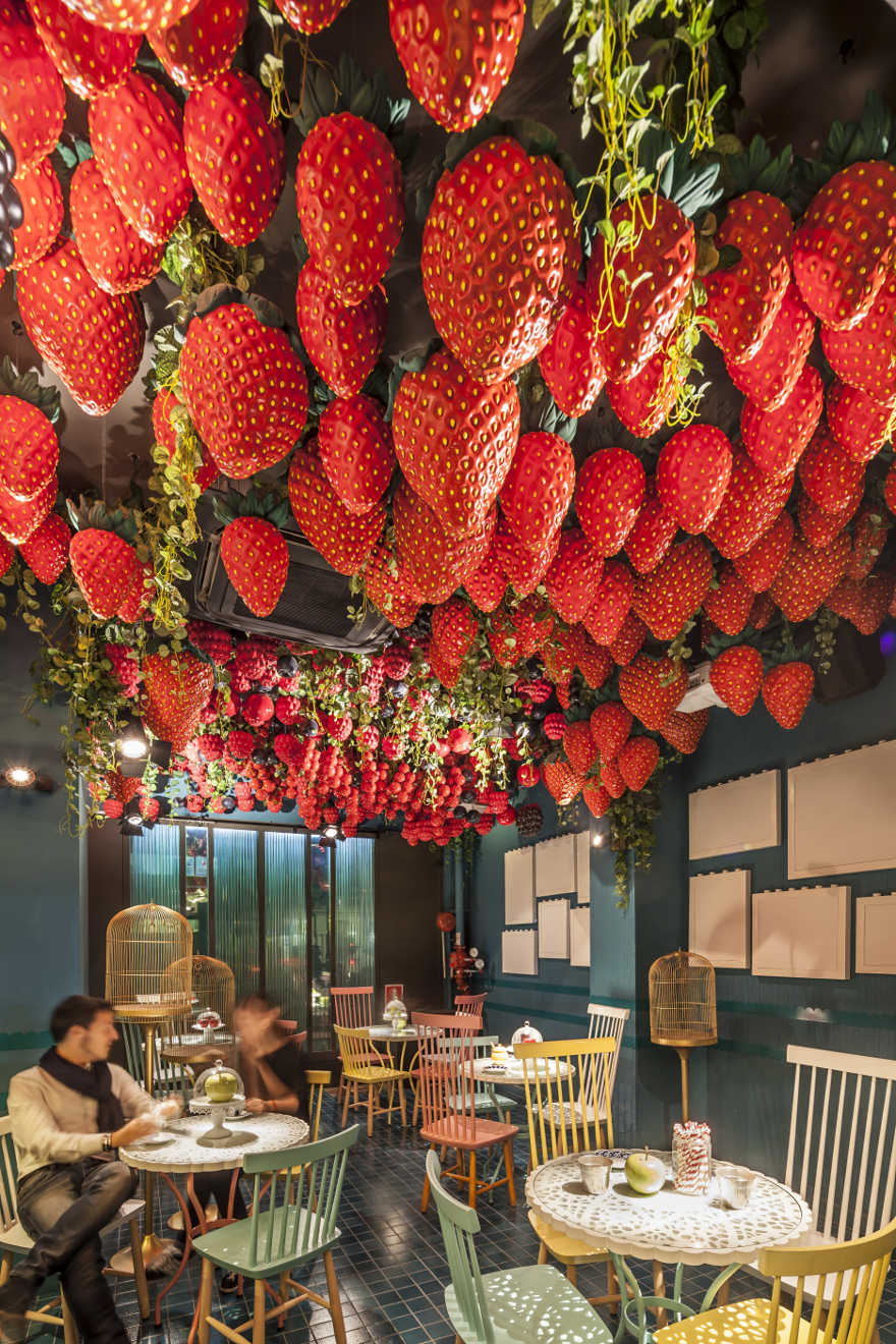 Большие ягоды на потолке в оригинальном дизайне кафе