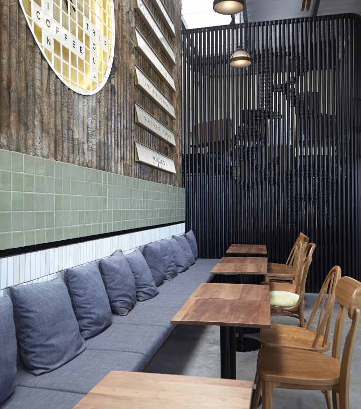 Оригинальный дизайн кафе: серо-синий диван в интерьере