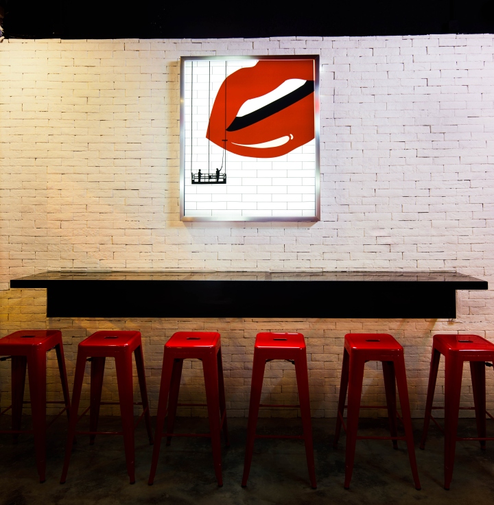 Оригинальный дизайн ресторана - ярко-красные лаковые стулья