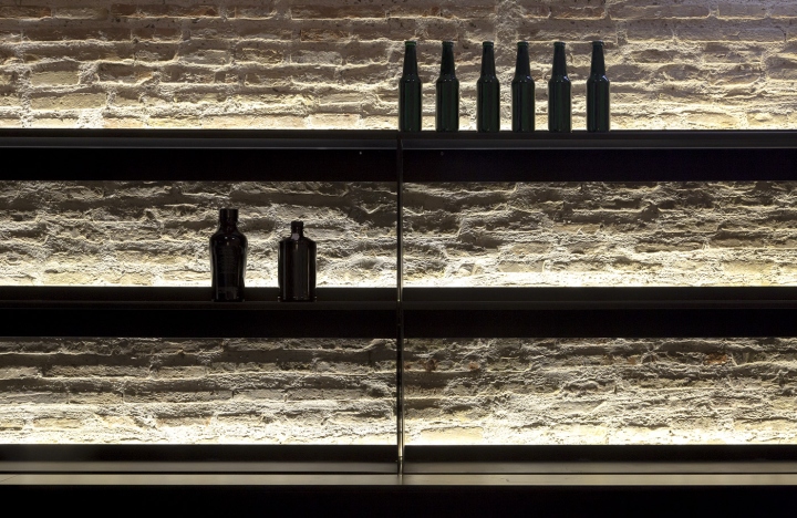 Стеллажи с декоративными бутылками в ресторане Oslo в Испании