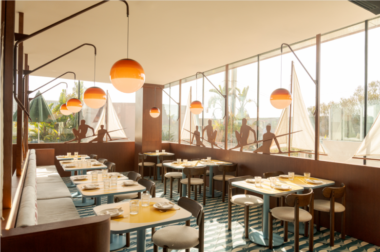 основной вид со столиками El Mar