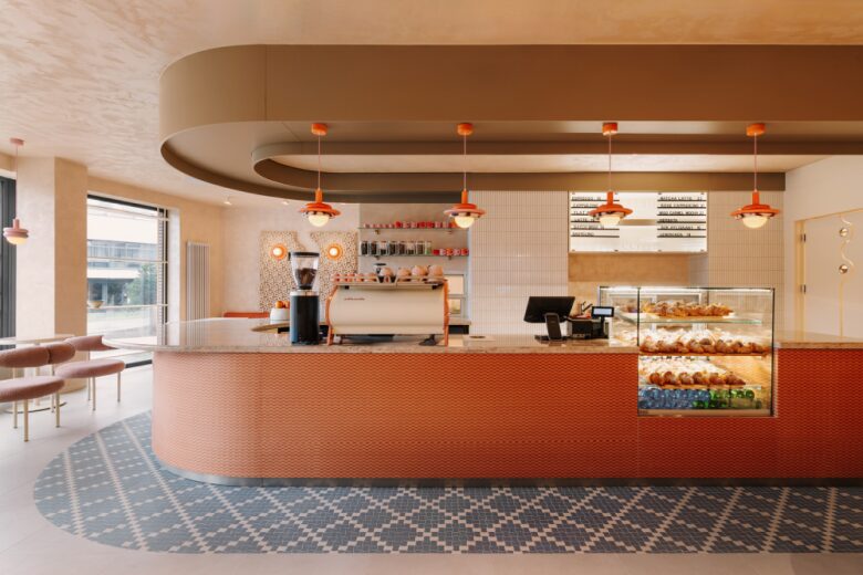 основной вид с витриной и барной стойкой Sunday Cafe