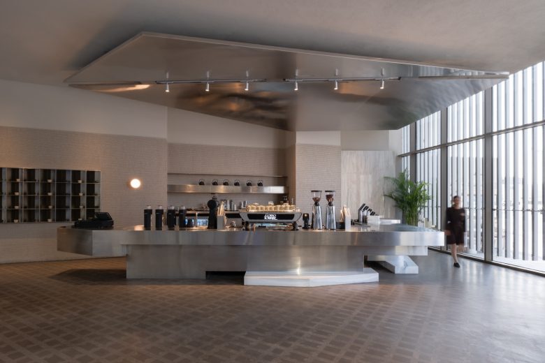 основной зал Como Lounge Cafe с барной стойкой