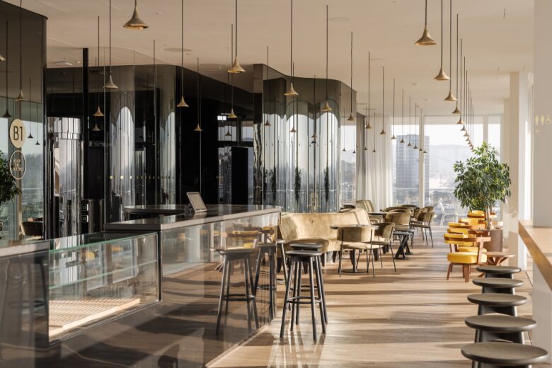 основной зал Helvetia стулья вдоль окна