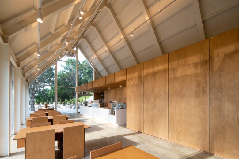 основной зал May Day Cafe