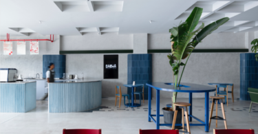 основной зал Sabha Cafe