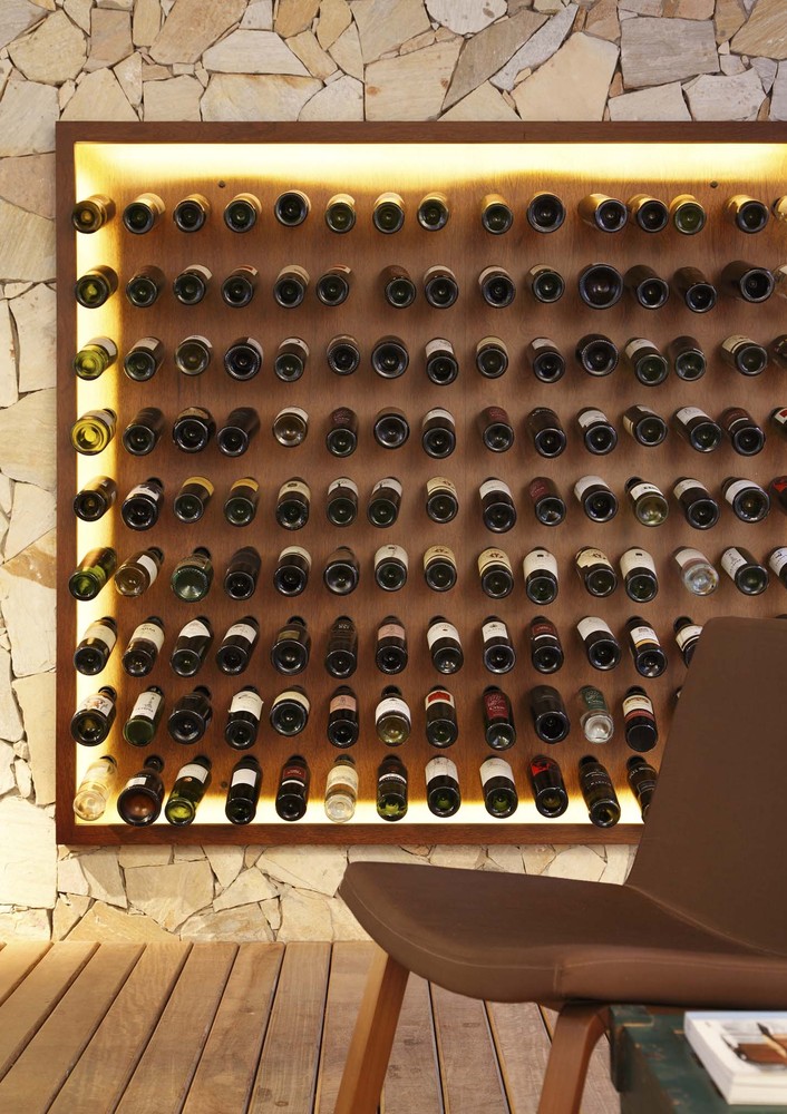 Деревянный винный шкаф в интерьере бара