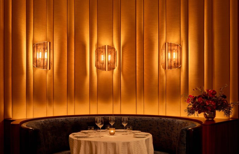 отдельная кабина со столиком в ресторане La Tête d’Or вид спереди