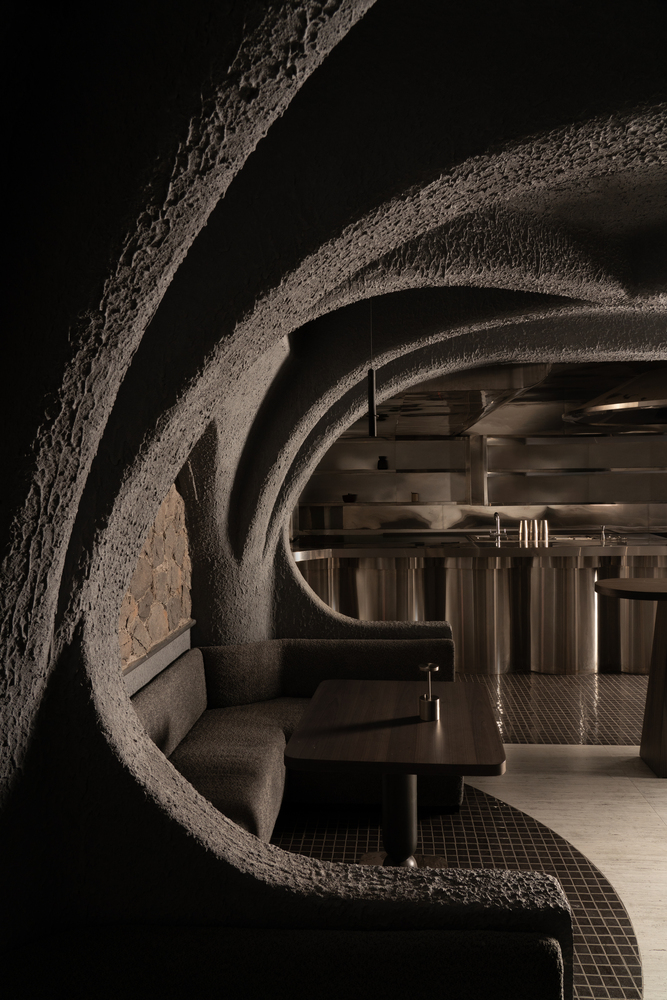 отдельные кабинки с мягкими диванами CallMe Ten Restaurant вид со стороны