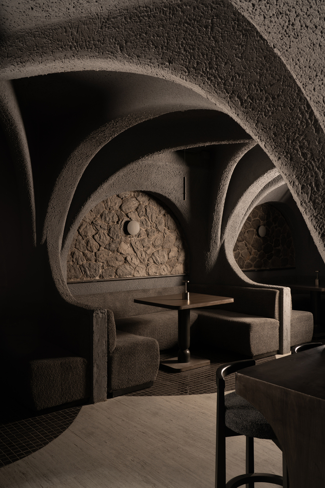 отдельные кабинки с мягкими диванами CallMe Ten Restaurant