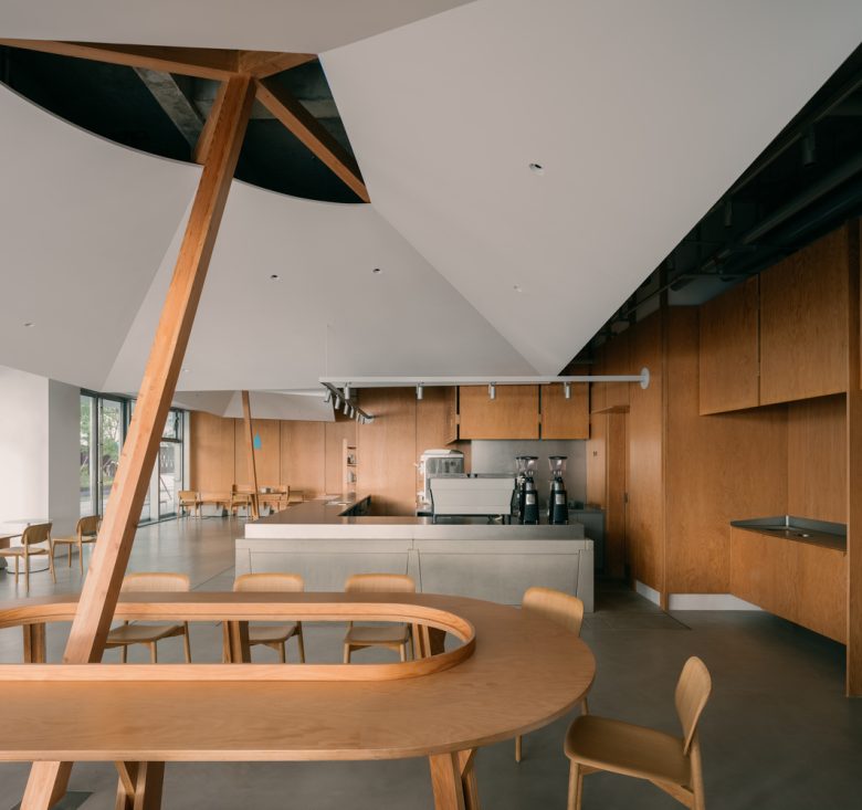 овальный стол со стульями Blue Bottle Coffee at West Bund