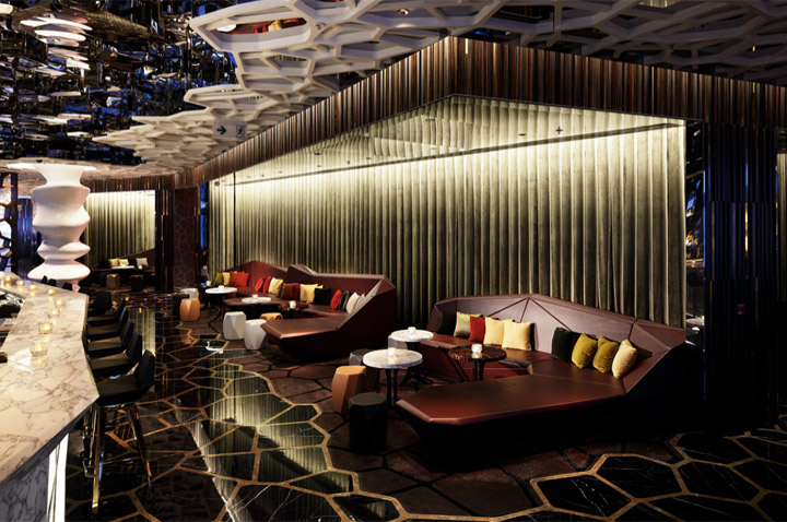 Респектабельный интерьер ресторана в отеле Ritz-Carlton Hong Kong