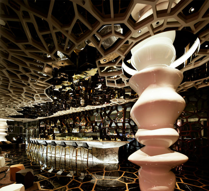 Роскошный интерьер ресторана в отеле Ritz-Carlton Hong Kong