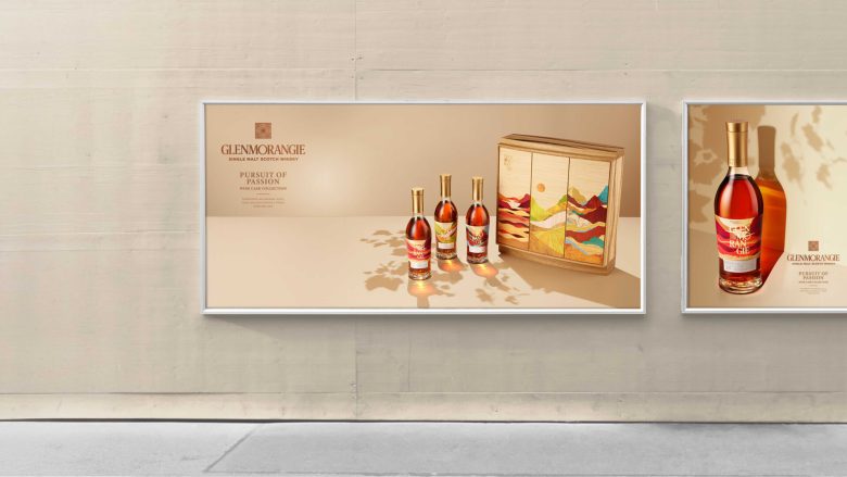 панно с продукцией на стене Glenmorangie whisky collection