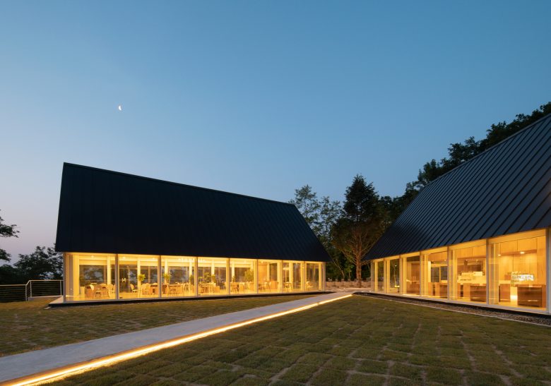 павильоны вечером May Day Cafe