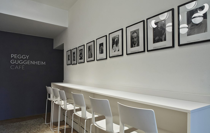Фотографии на стене в кафе