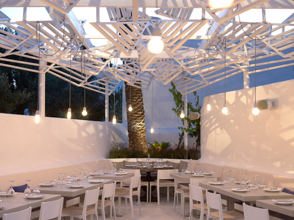 Светодиодная подсветка ресторана Phos в Греции