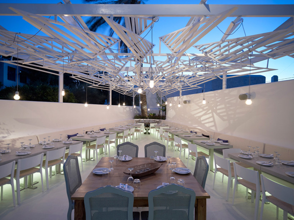 Подсветка столов ресторана Phos в Греции