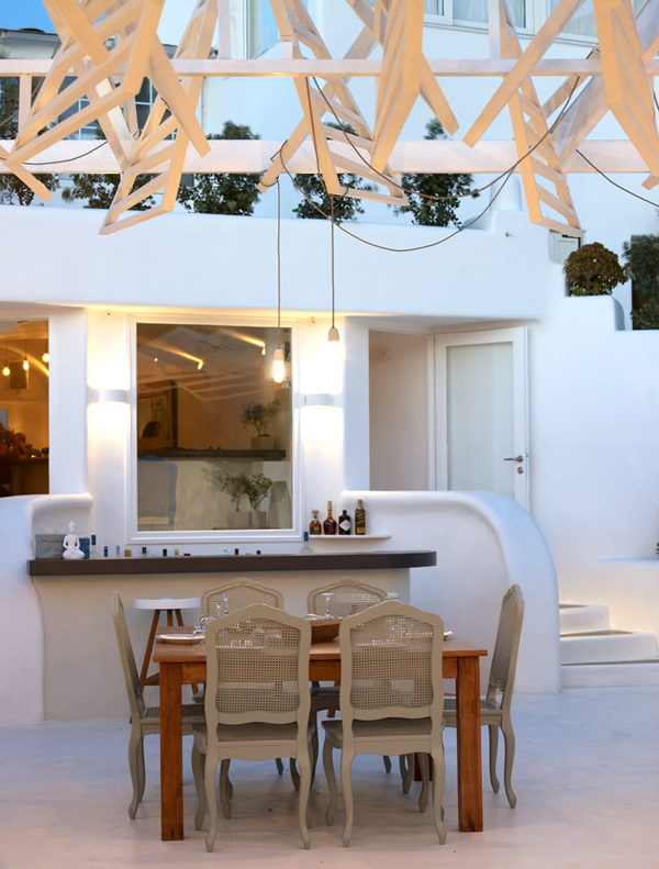 Деревянная мебель ресторана Phos в Греции