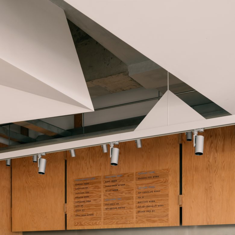 подвесные светильники у окна Blue Bottle Coffee at West Bund