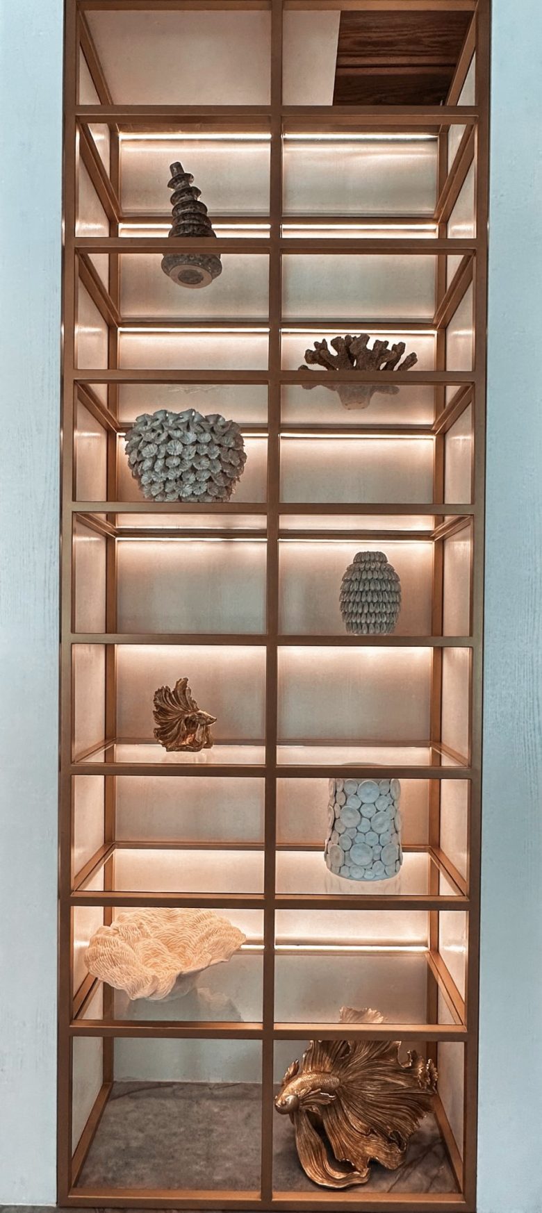 полка с сувенирами