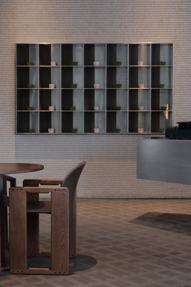 полки в стене Como Lounge Cafe