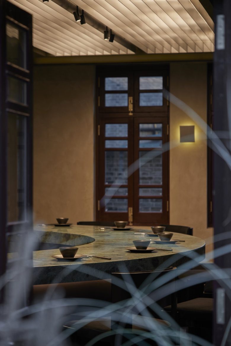 полукруглая барная стойка Conglong restaurant вид сбоку