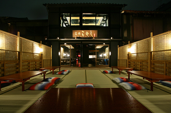 Интересный интерьер ресторана Pontocho Kotoshi в Киото
