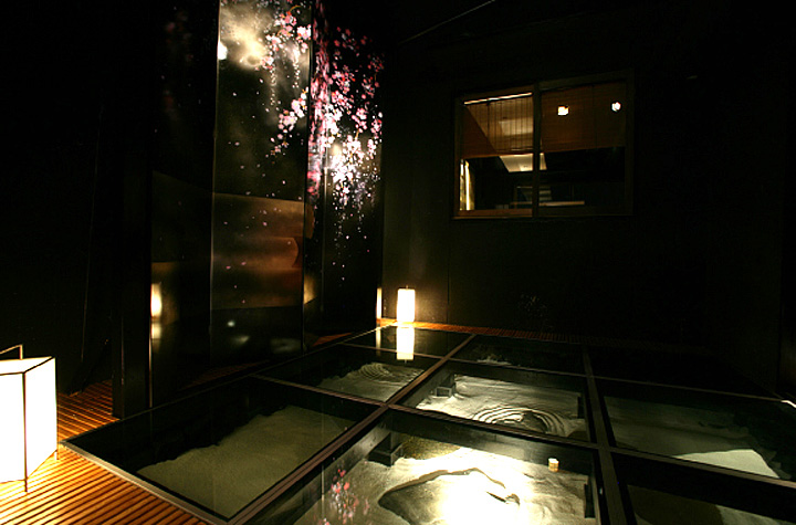 Очаровательный интерьер ресторана Pontocho Kotoshi в Киото