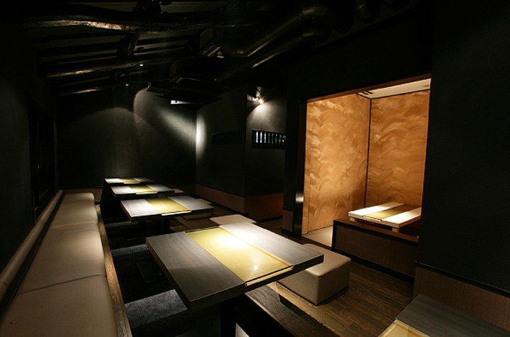 Великолепный интерьер ресторана Pontocho Kotoshi в Киото