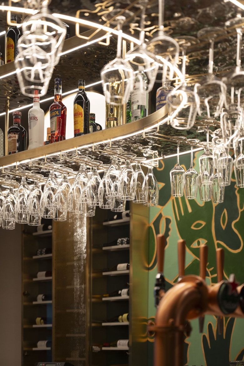 посуда и напитки в баре Jones Social в Дубае