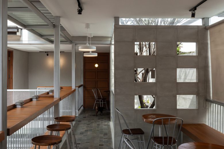 проход между столиками и барной стойкой Hibrew Coffee and Cuisine