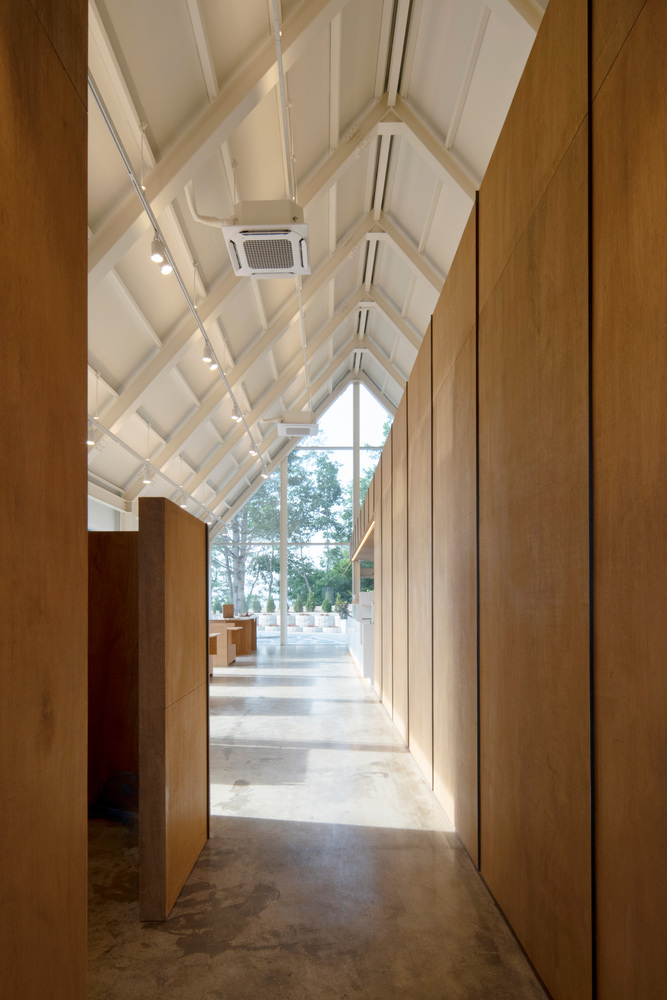 проход вдоль стены May Day Cafe