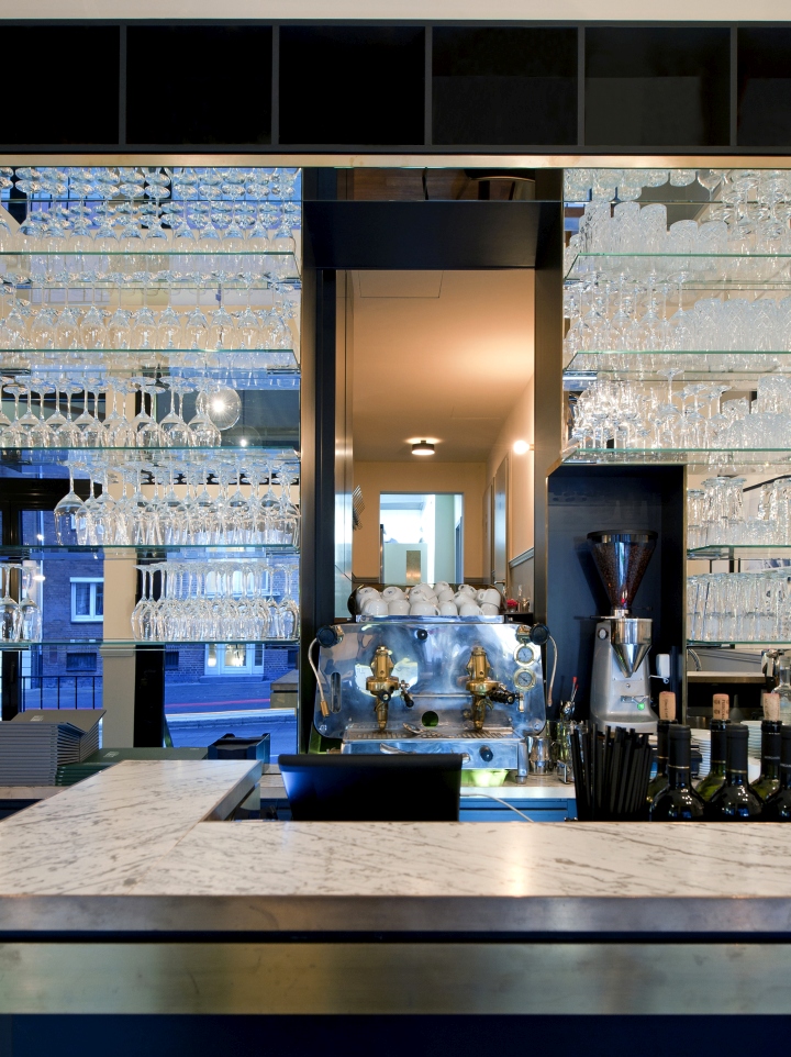 Проект интерьера ресторана Pittarello в Гамбурге: барная стойка