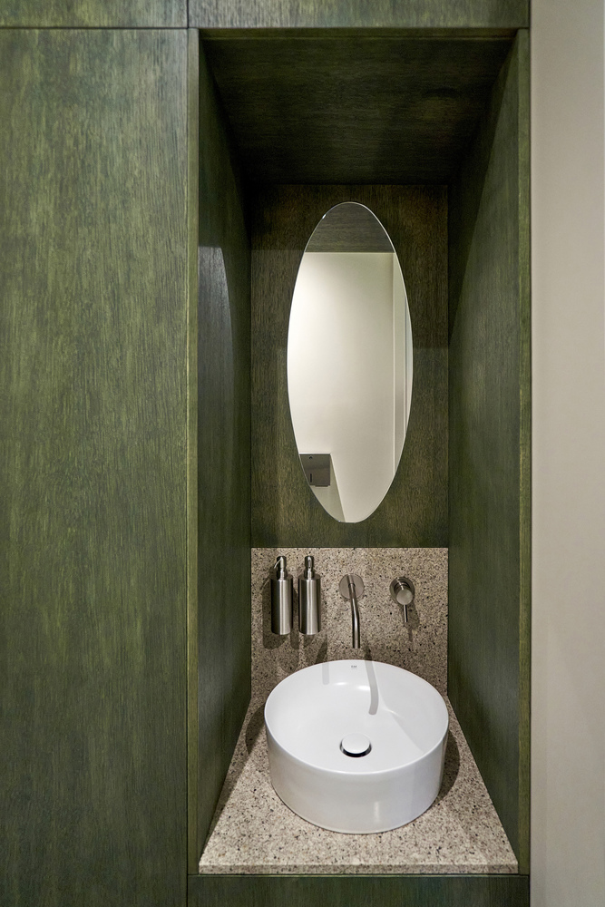 раковина с зеркалом в кафе Acacia