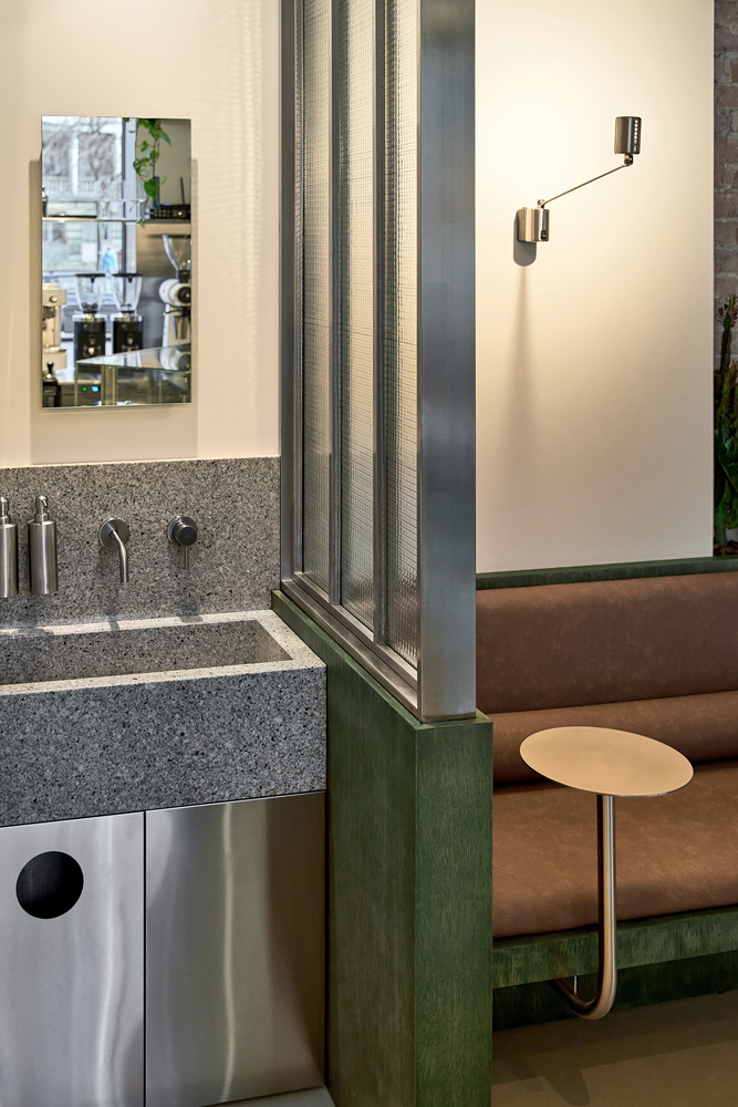 раковина у стены в кафе Acacia