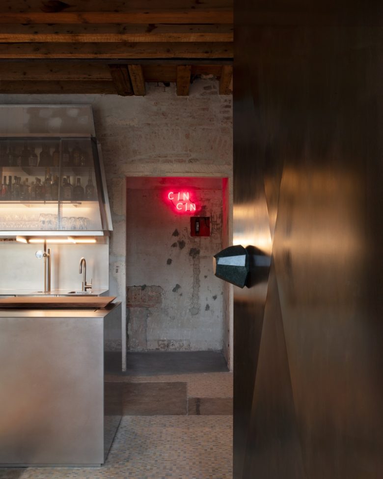 раковины у стены Caffè Nazionale