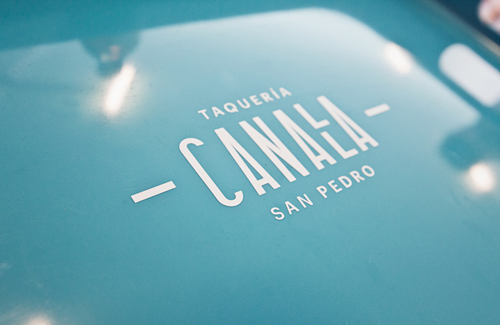 Креативный рекламный слоган ресторана Canalla Taqueria в Мексике