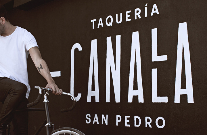 Рекламная вывеска ресторана Canalla Taqueria в Мексике