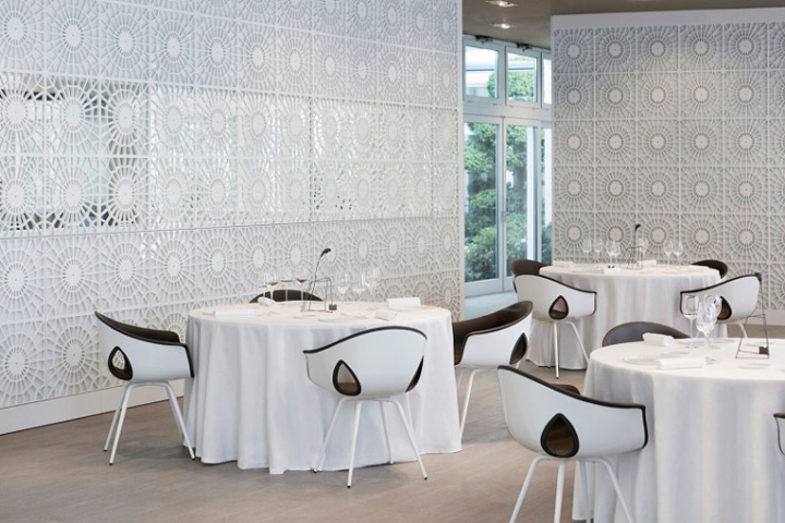 Элегантный ресторан с белым интерьером