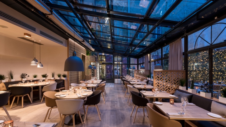 Ресторан с красивым интерьером - стеклянный потолок