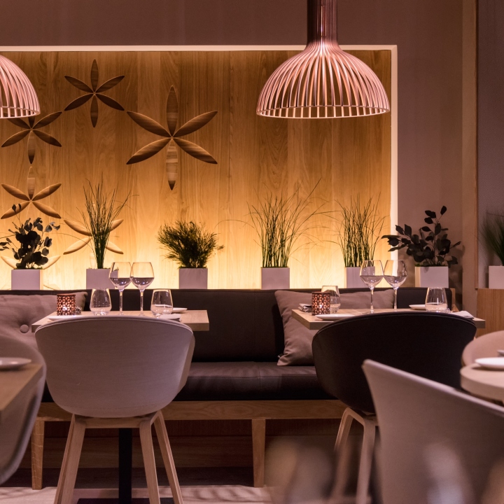 Ресторан с красивым интерьером - декор стен светлым деревом