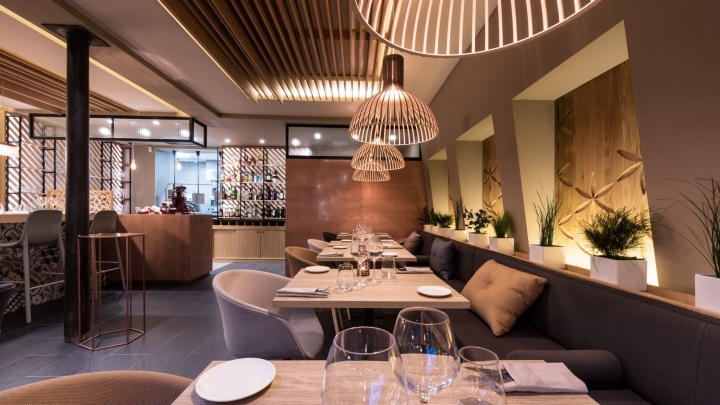 Ресторан с красивым интерьером - светлые деревянные столики