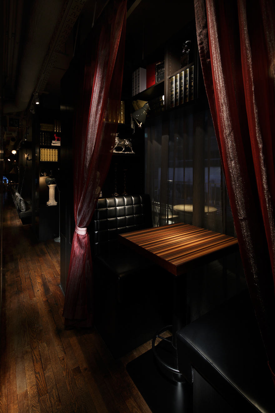 Ресторан с необычным интерьером: чёрные кожаные кресла