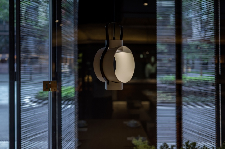 Оригинальный светильник в ресторане с открытой кухней