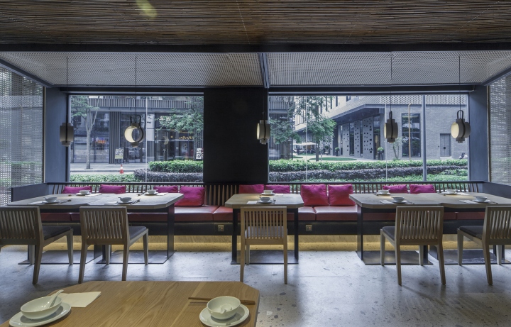 Светлая деревянная мебель в ресторане с открытой кухней