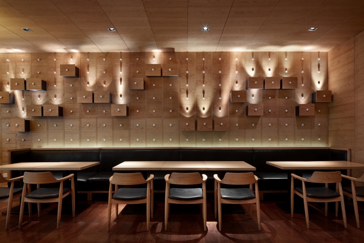 Декор стены в виде выдвижных ящиков ресторана Rong в Китае