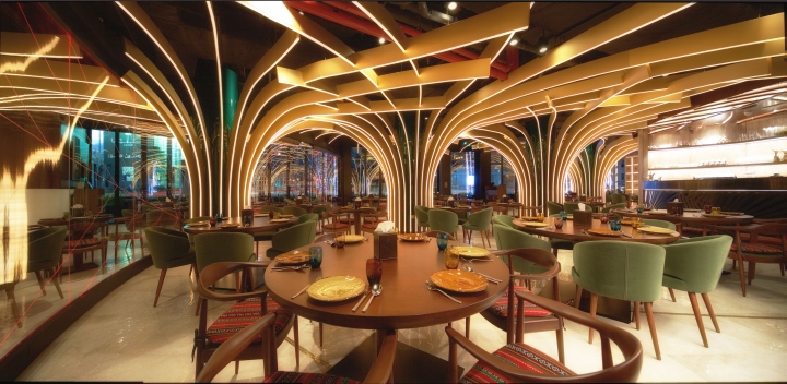 Роскошный интерьер ресторана со светящимися колоннами