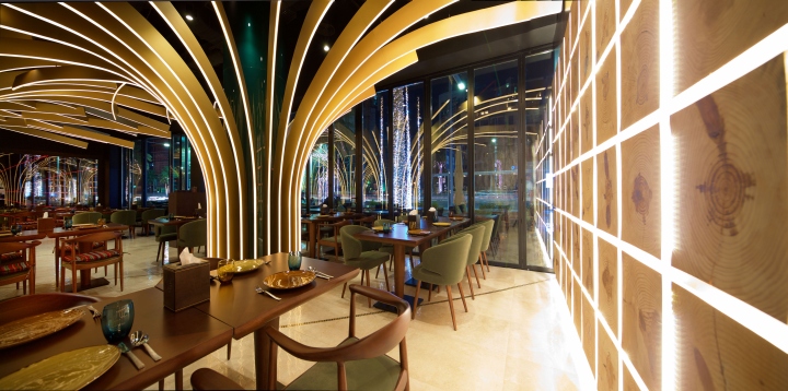 Роскошный интерьер ресторана: оригинальное декорирование стен с подсветкой